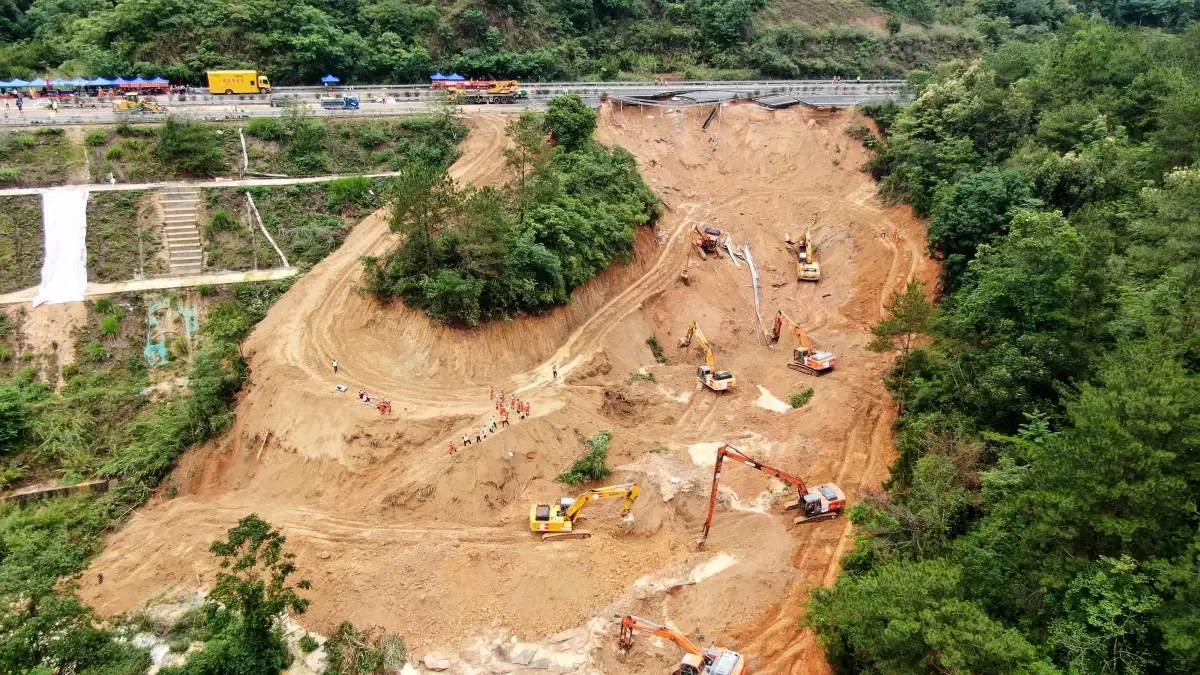 Çin\'de Meizhou-Dabu otoyolunda heyelan: 48 kişi hayatını kaybetti