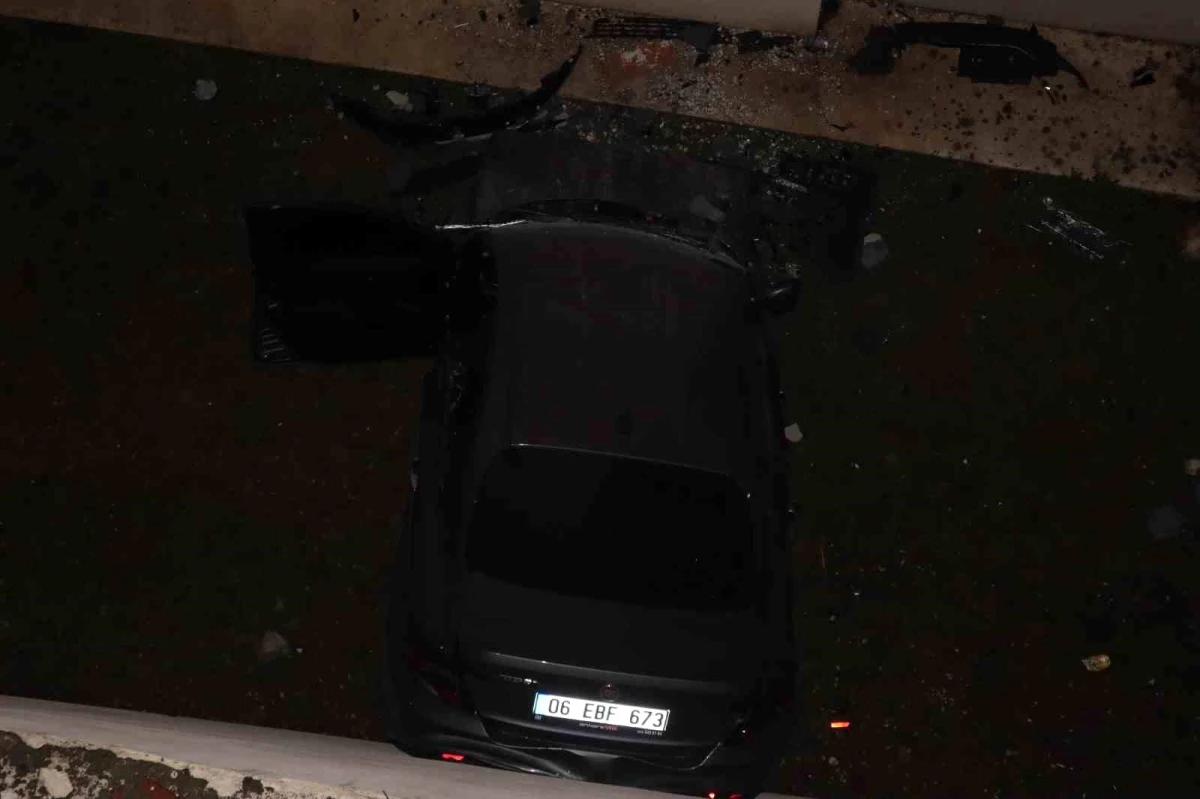 Ankara\'da kontrolden çıkan otomobil bina boşluğuna düştü