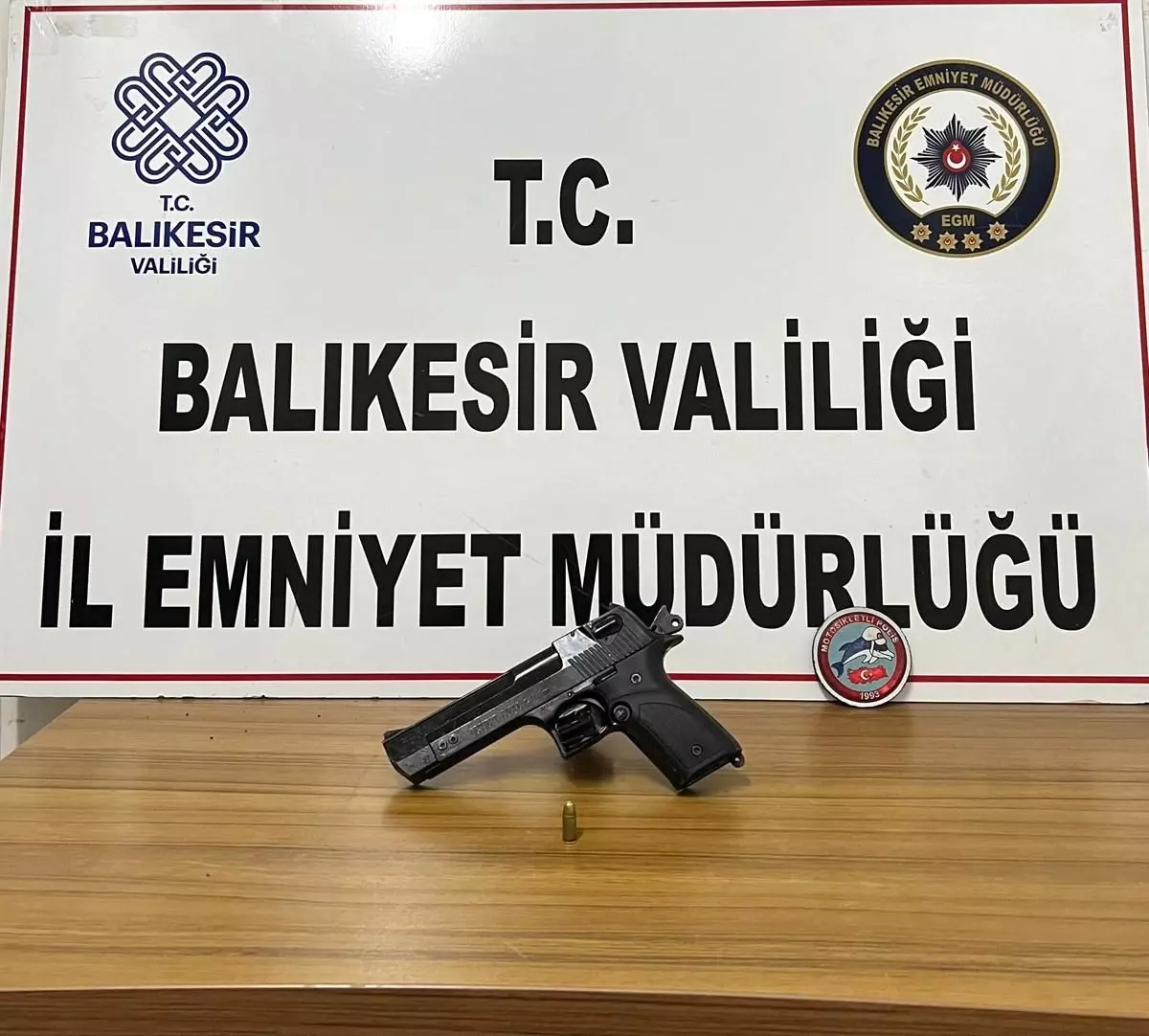 Balıkesir\'de yapılan denetimlerde 33 şahıs yakalandı, çok sayıda silah ve uyuşturucu ele geçirildi