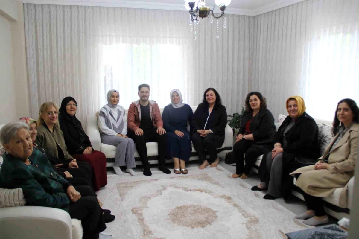Düzce Valisi Selçuk Aslan\'ın eşi Şehit Ramazan Gönül\'ün ailesini ziyaret etti