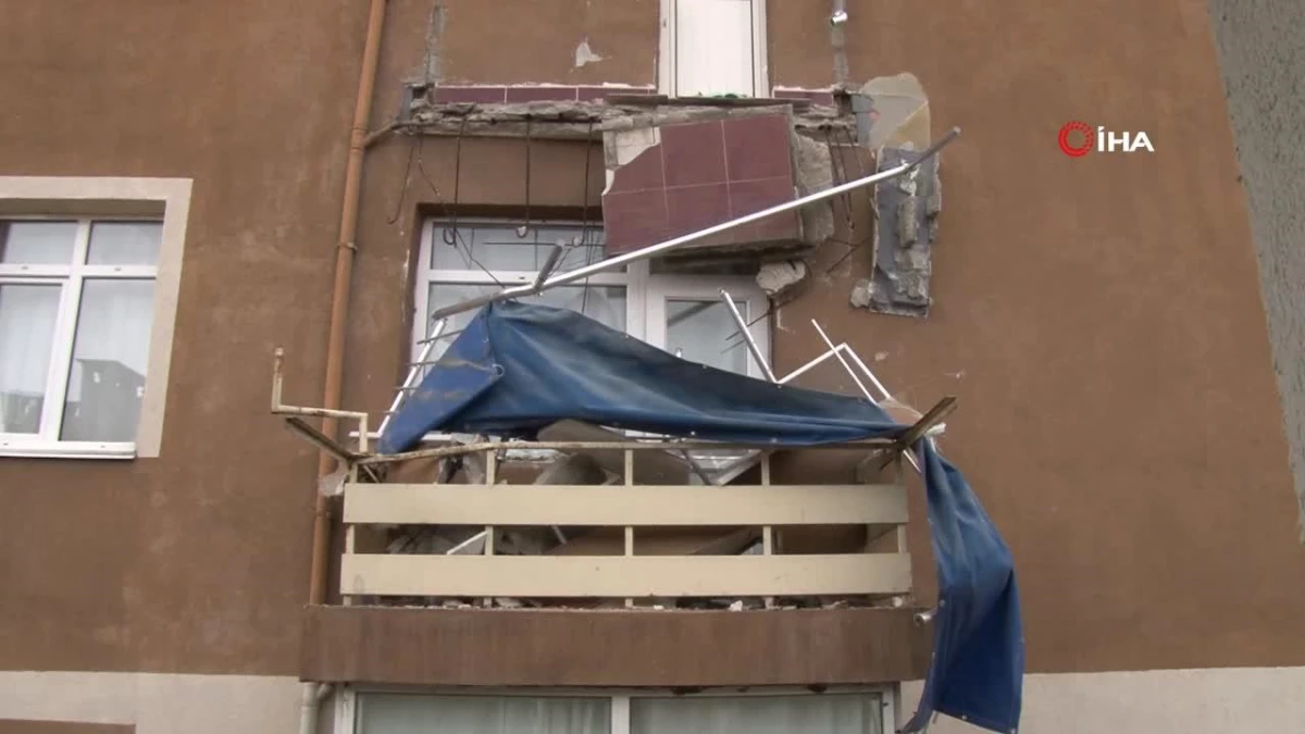 Avcılar\'da 6 katlı binanın balkonu çöktü: Binanın tahliye edilmesine karar verildi