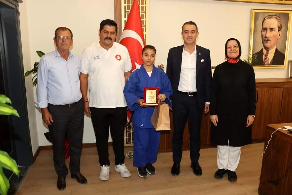 Koçarlı Belediye Başkanı Özgür Arıcı, Judo\'da Türkiye 7\'incisi olan sporcuyu ödüllendirdi