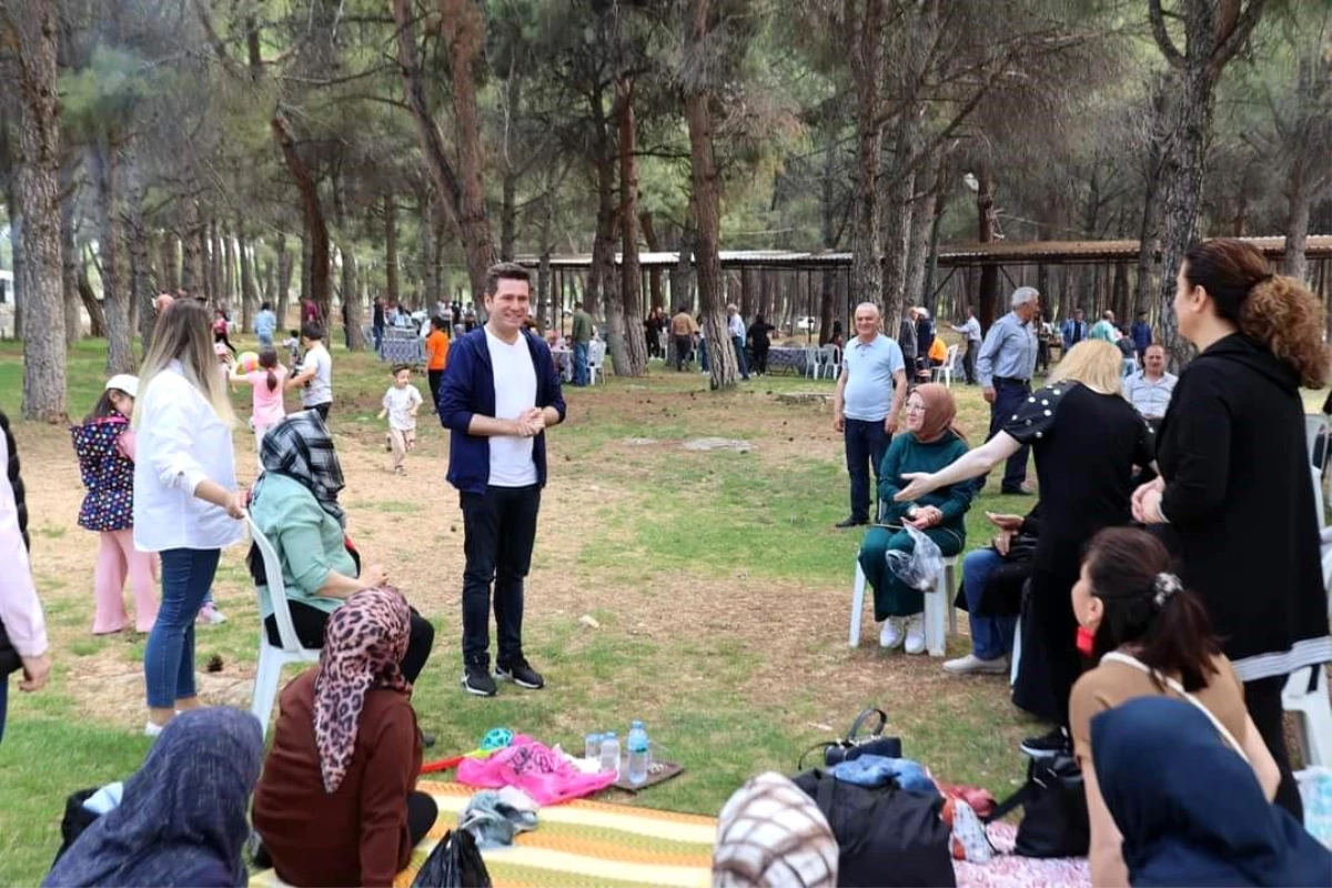 Tavas Belediye Başkanı Kadir Tatık, 1 Mayıs Emek ve Dayanışma Günü\'nde personeliyle piknikte buluştu