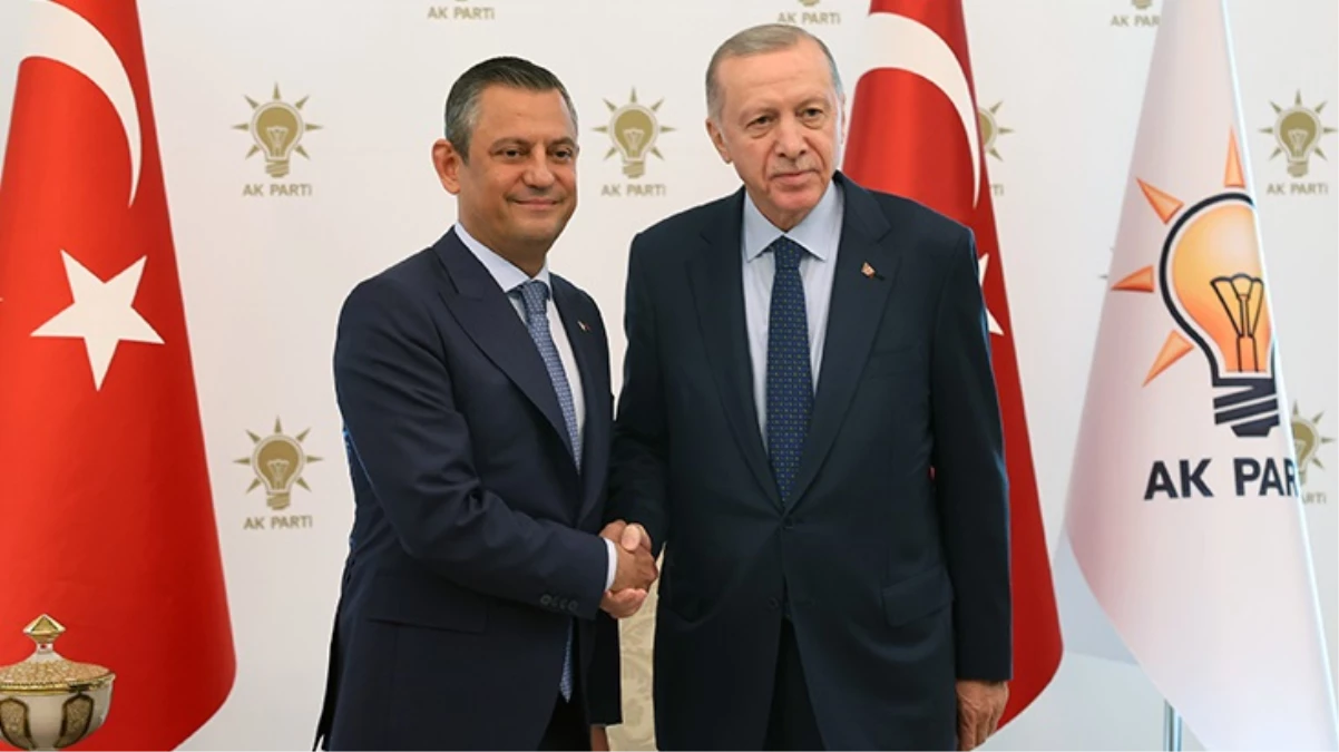 CHP lideri Özgür Özel\'den Cumhurbaşkanı Erdoğan\'a 10 bin liralık hediye