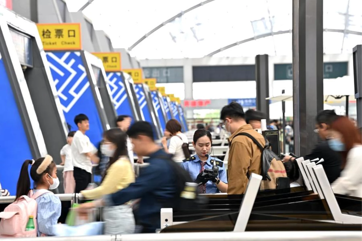 Çin\'deki İşçi Bayramı tatilinde demiryolu yolcu seyahatleri rekor kırdı