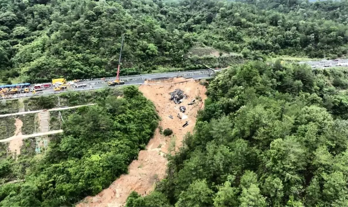 Çin\'de Otoyol Çökmesi: Ölü Sayısı 36\'ya Yükseldi