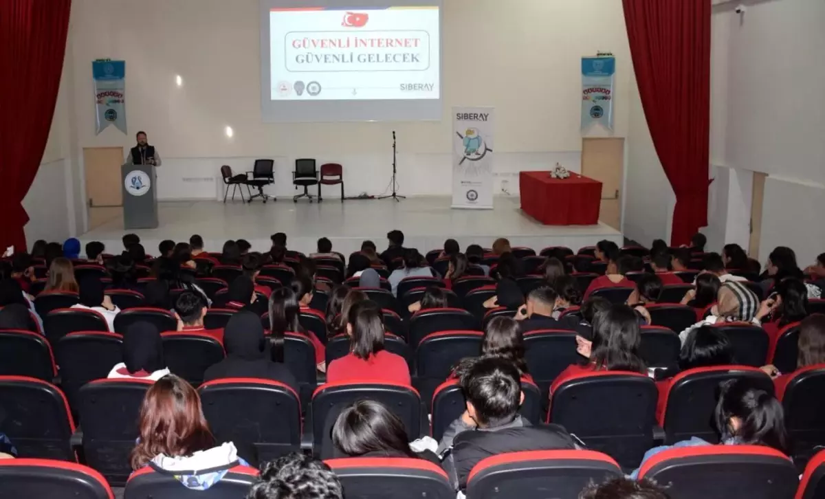 Erzincan\'da Öğrencilere Güvenli İnternet Semineri Verildi