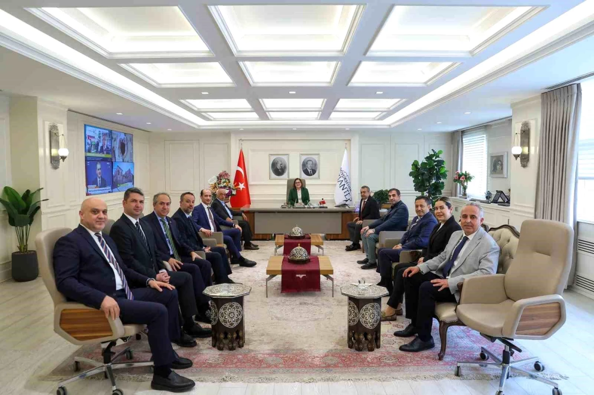 Güneydoğu Anadolu Tekstil ve Hammaddeleri İhracatçıları Birliği ve Kuru Meyve ve Mamulleri İhracatçıları Birliği Başkanları Büyükşehir Belediye Başkanı Fatma Şahin\'i ziyaret etti