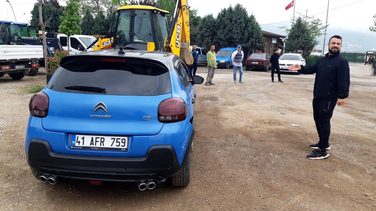 Körfez\'de Gaz Pedalı Takılı Kalan Otomobil Bebek Arabasına Çarptı