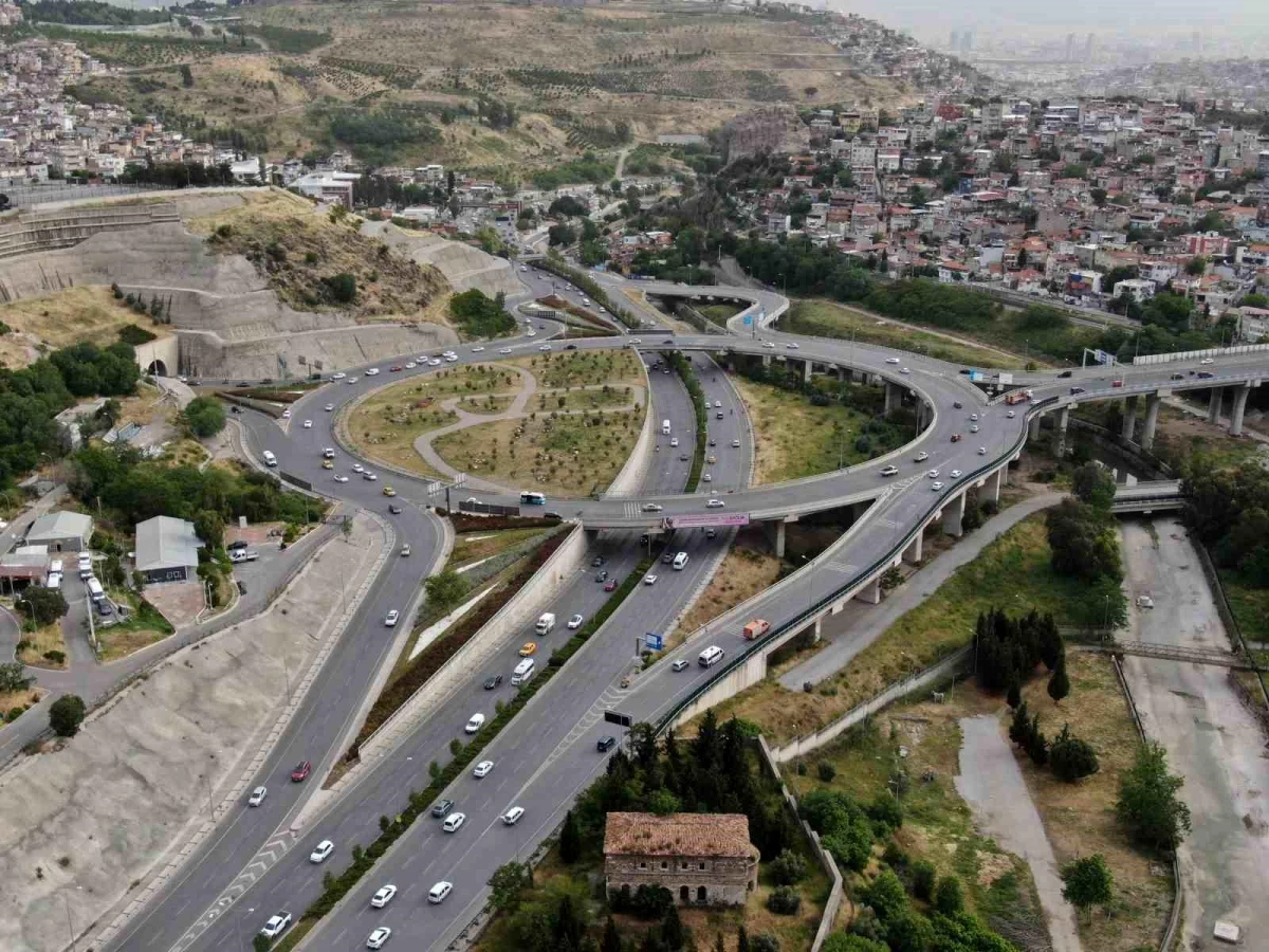 Yeşildere Köprülü Kavşağı İzmir\'de Sürücülere \'Survivor\' Yaşatıyor