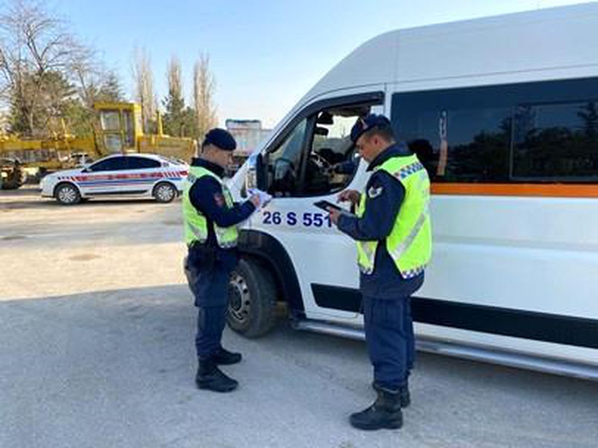 Eskişehir\'de Jandarma Ekipleri Okulların Çevresini ve Servisleri Denetledi