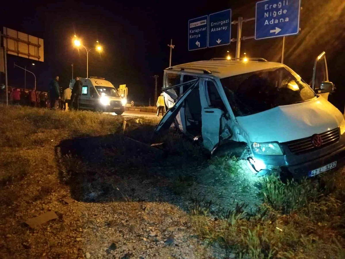 Konya\'da Midibüs ile Panelvan Aracının Çarpışması Sonucu 24 Kişi Yaralandı