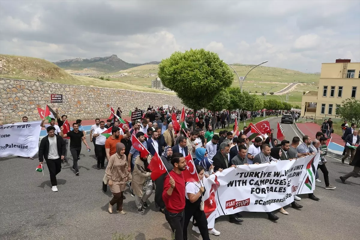 MAÜ Öğrencileri İsrail\'in Gazze\'deki saldırılarını protesto etmek için yürüyüş düzenledi