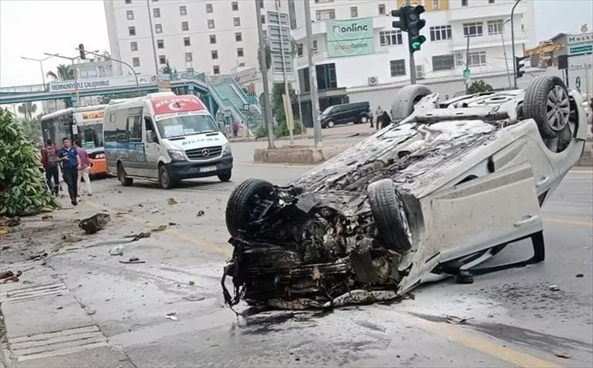 Mersin\'de kaldırıma çıkan otomobilin sürücüsü gözaltına alındı