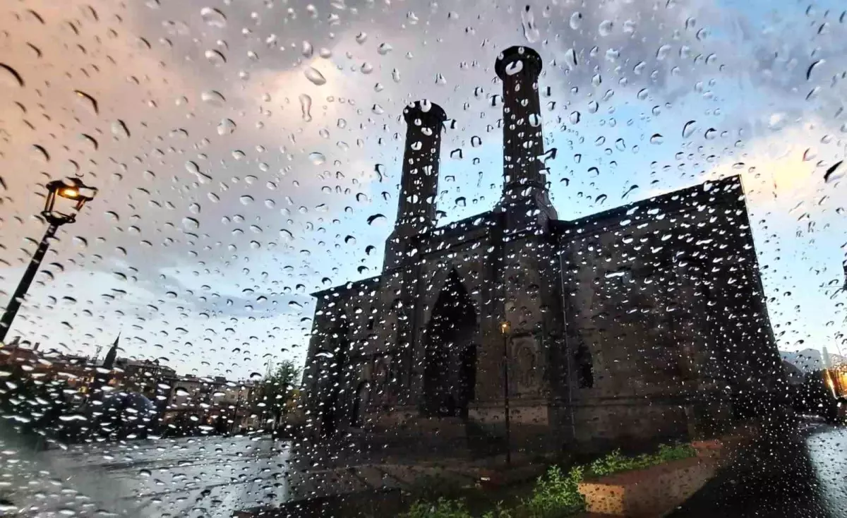 Erzurum\'da Öğle Saatlerinden İtibaren Kuvvetli Yağış Bekleniyor