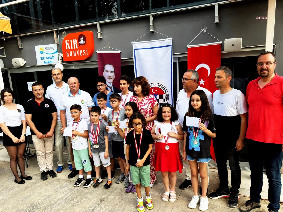 Muratpaşa Belediyesi, Erdal İnönü Kent Parkı\'nda Ödüllü Satranç Turnuvası Düzenledi
