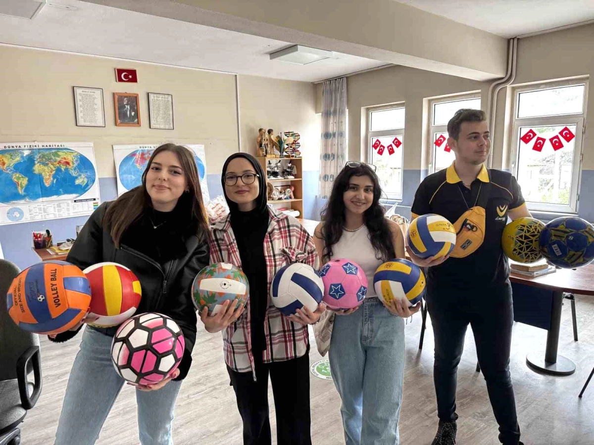 Düzce Üniversitesi Öğrencileri, Patlayan Voleybol Topunu Diken Öğretmene Sürpriz Yaptı
