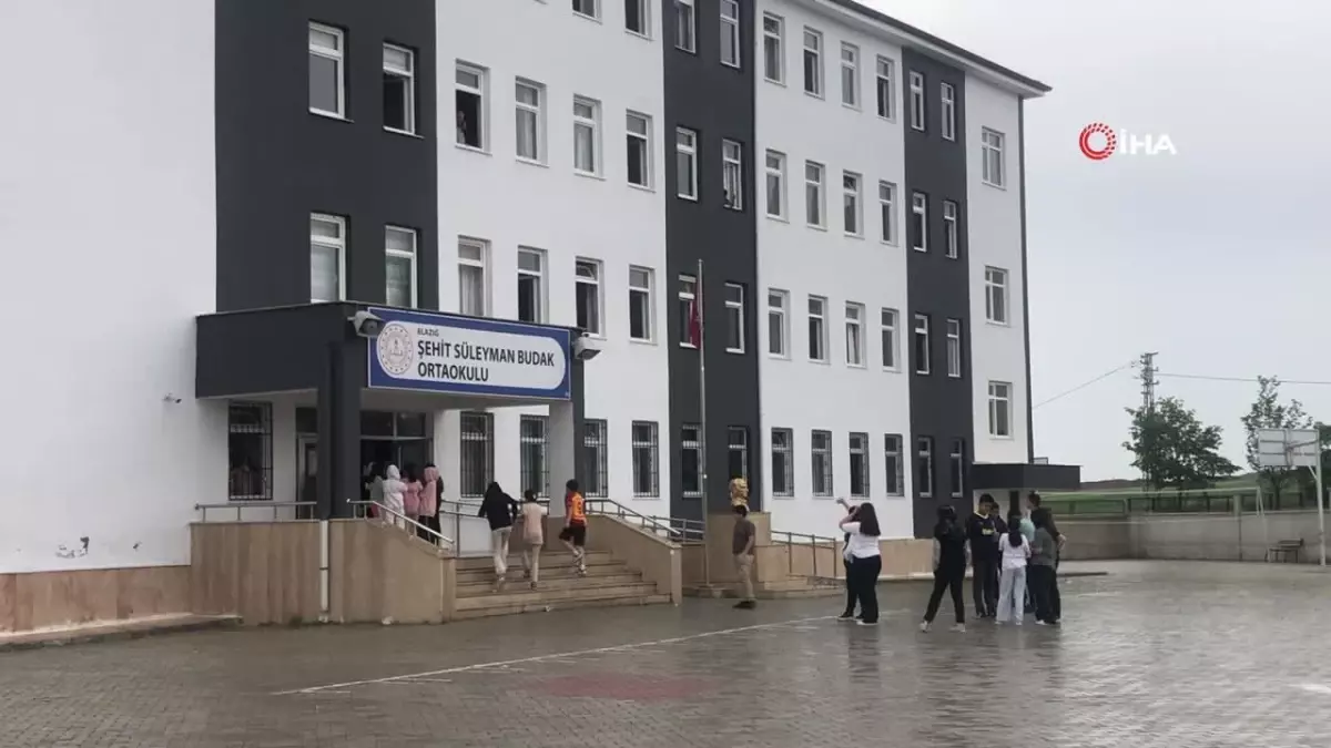 Okuldaki spor salonunda faciadan dönüldü: Alçıpan çöktü, 6 öğrenci yaralandı