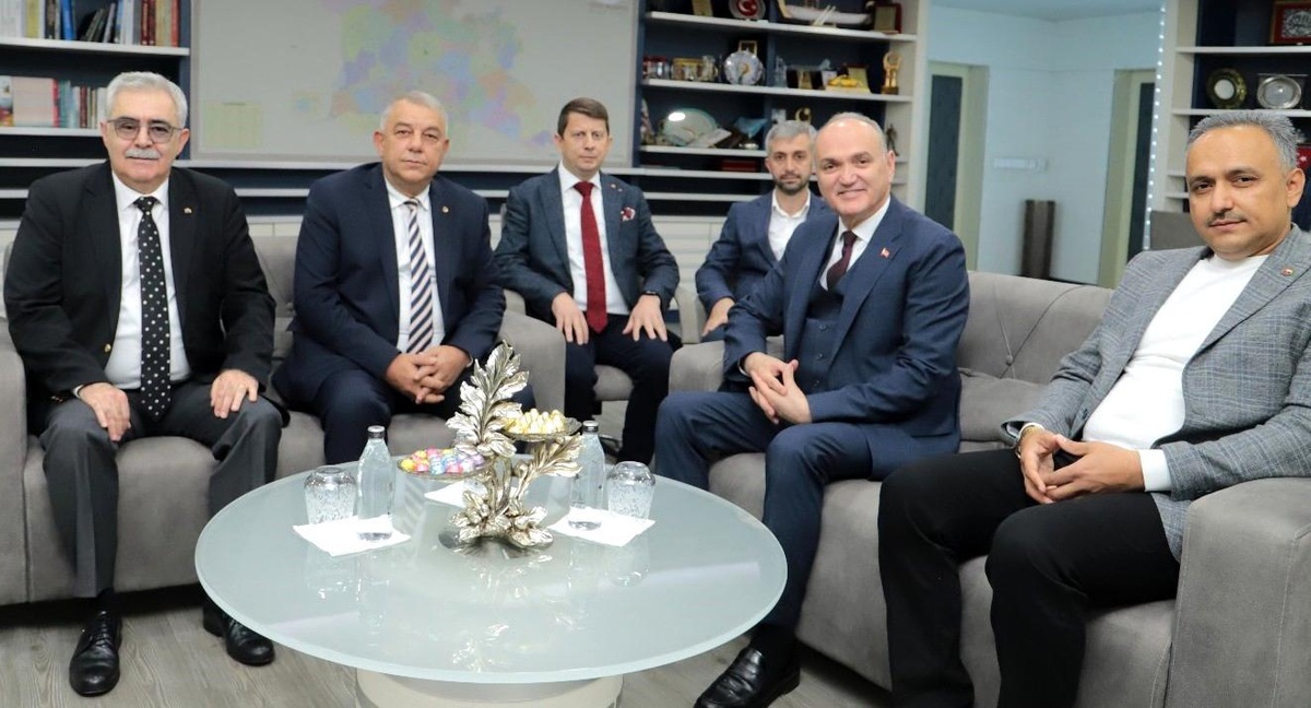 Düzce Ticaret ve Sanayi Odası Yönetimi, Belediye Başkanı Dr. Faruk Özlü\'yü ziyaret etti