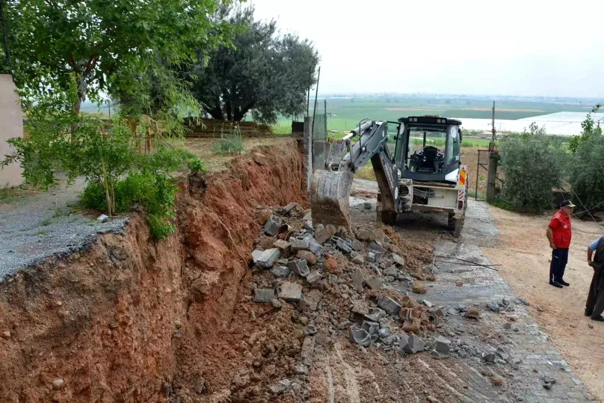 Tarsus\'ta sağanak ve fırtına sonucu istinat duvarı otomobilin üzerine düştü