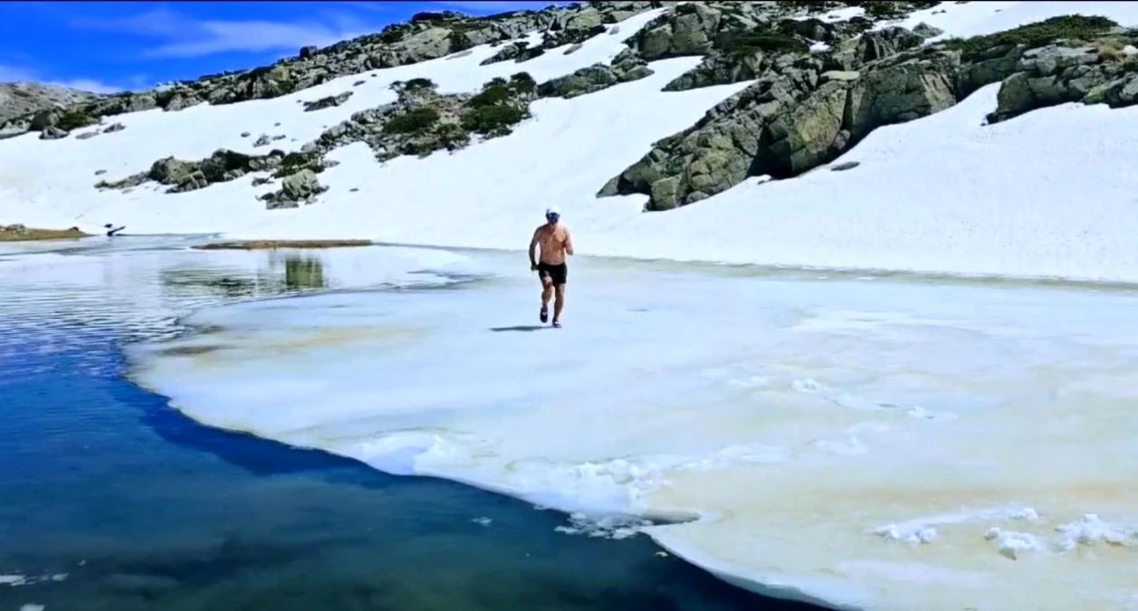 Bursalı Dağcılar Uludağ\'ın Buz Tutmuş Gölünde Yüzdü