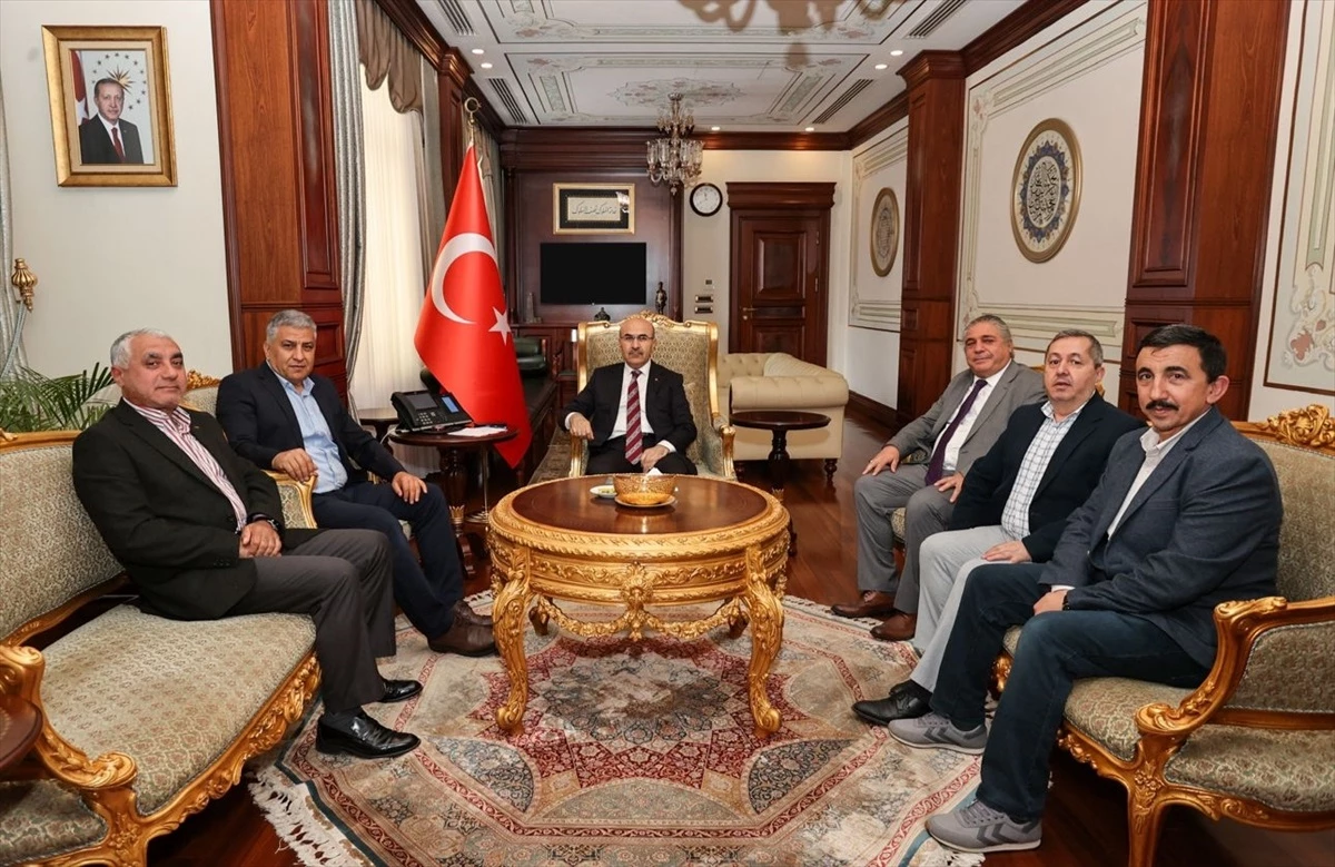 Bursa Afyonkarahisarlılar Yardımlaşma ve Dayanışma Derneği Yöneticileri Vali Demirtaş\'ı Ziyaret Etti