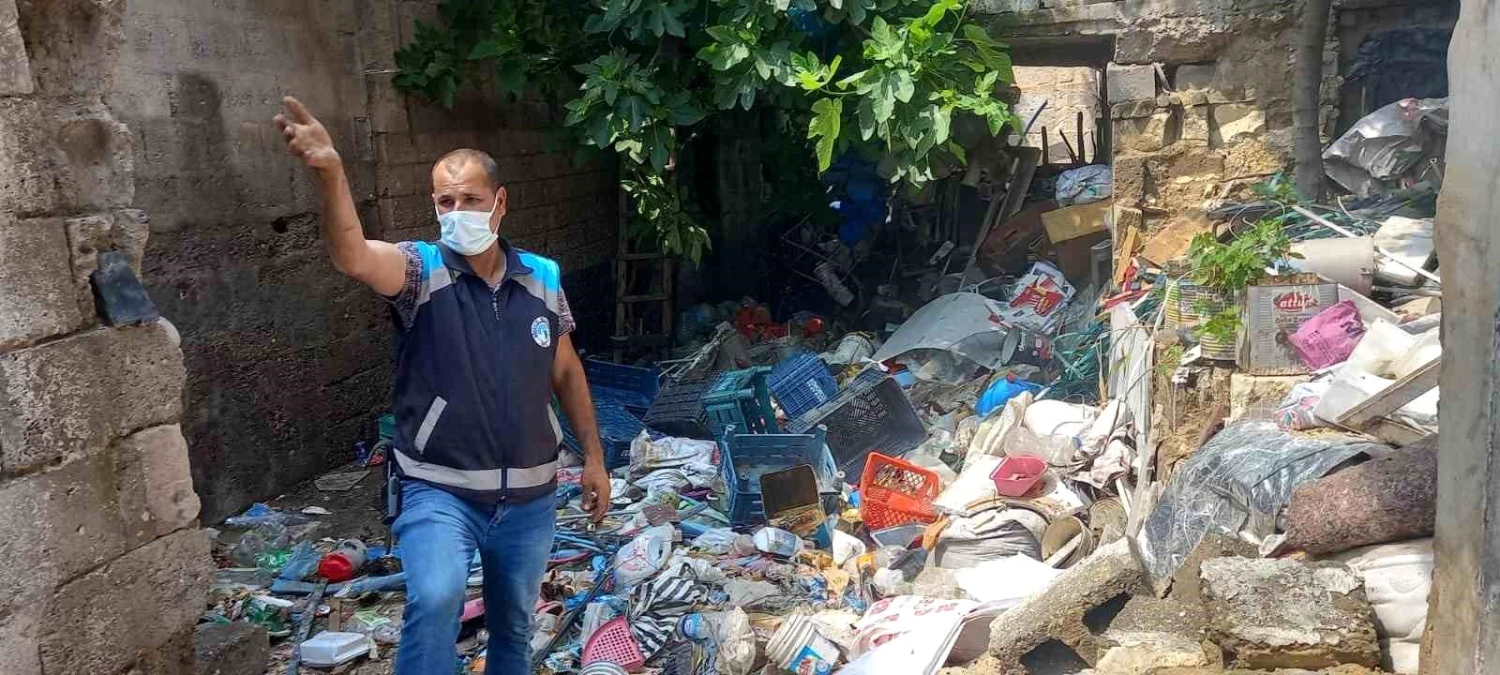 Şanlıurfa\'da yaşlı kadının evinden 3 kamyon çöp çıkarıldı