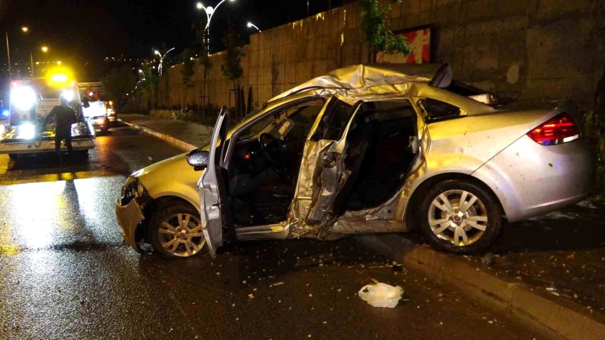 Yozgat\'ta Kontrolden Çıkan Otomobil Ağaca Çarptı, Sürücü Yaralandı