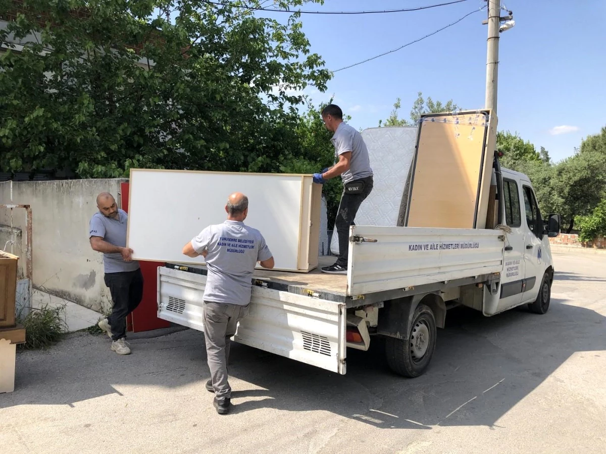 Yunusemre Belediyesi İhtiyaç Sahiplerine Eşya Dağıtıyor