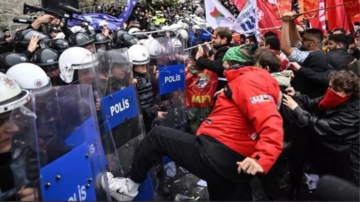 Polis kalkanını tekmeleyen fenomen gözaltında! Vatandaş hayır simidi dağıttı