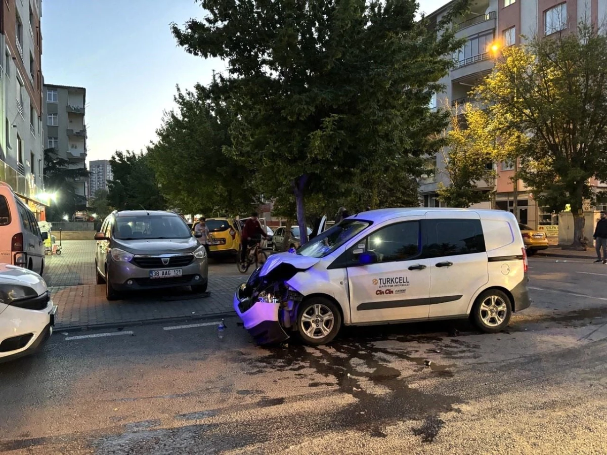 Kayseri\'de ticari taksi ile hafif ticari araç çarpıştı, 2 yolcu yaralandı