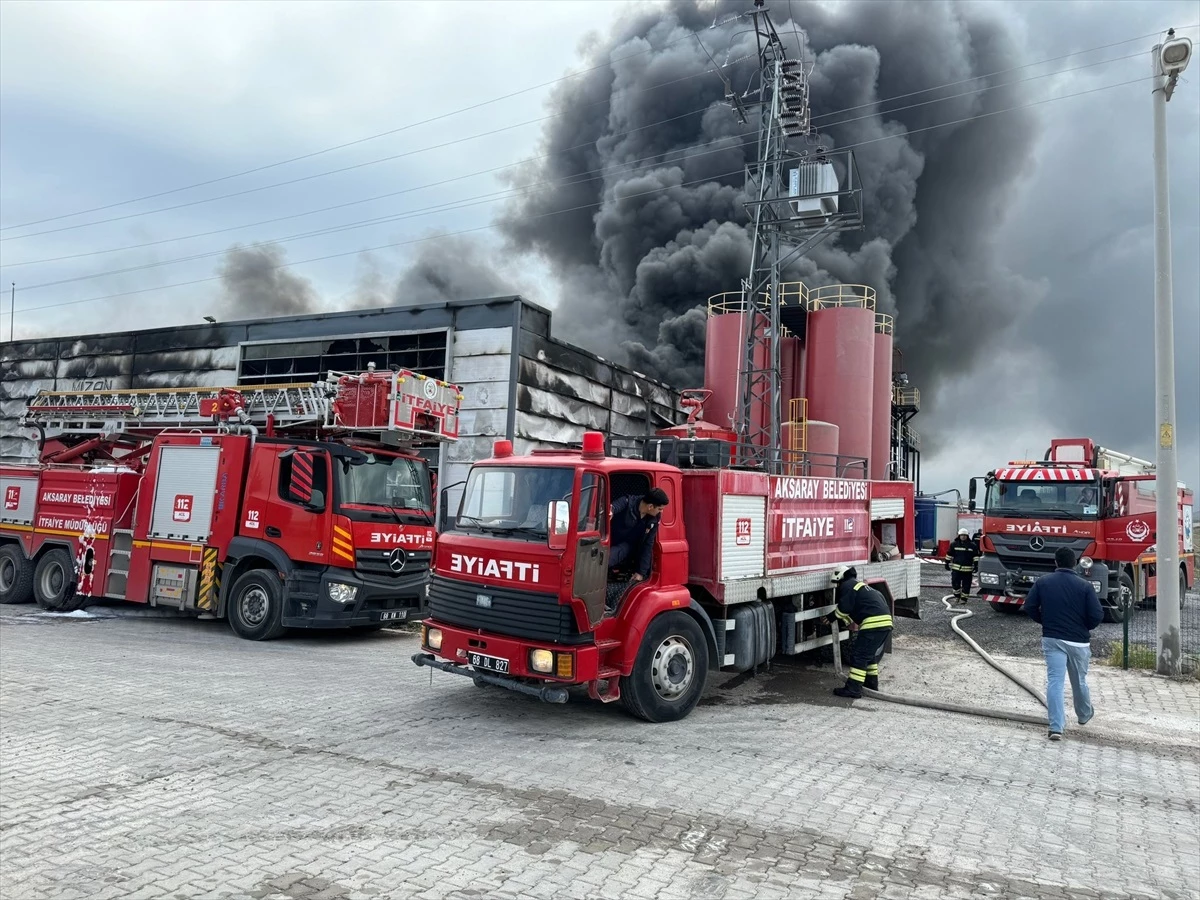 Aksaray\'da atık yağ geri dönüşüm fabrikasında çıkan yangın kontrol altına alındı