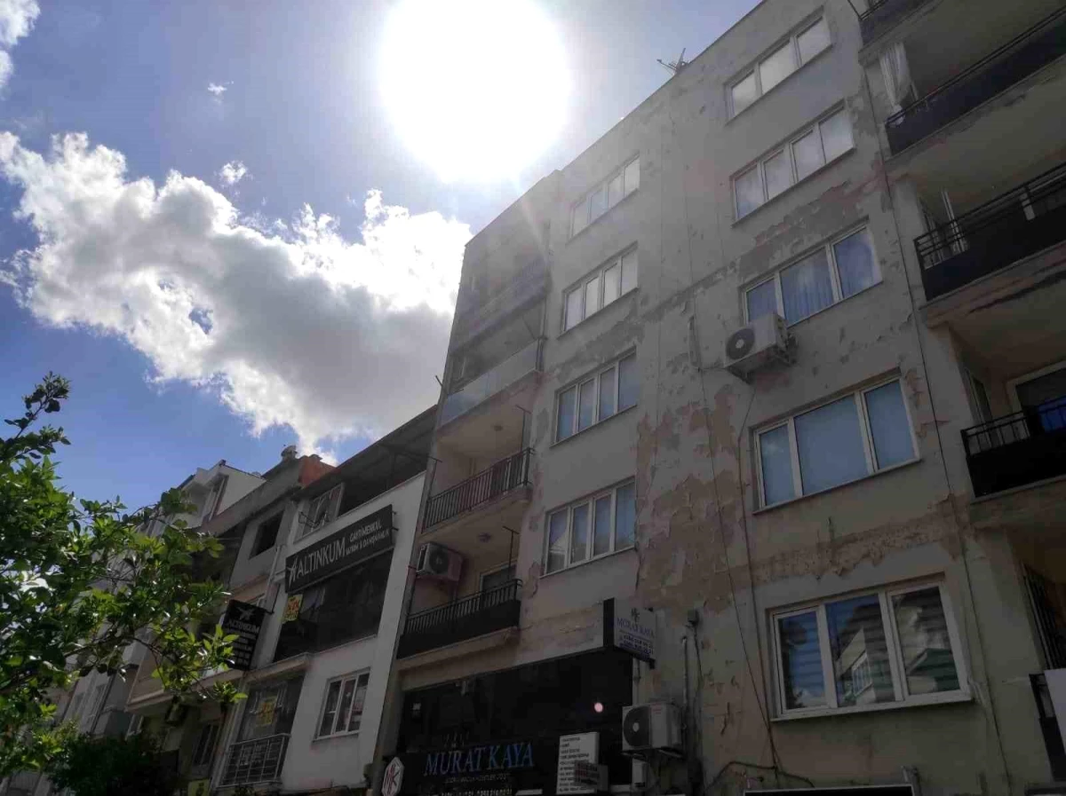 Aydın\'da apartmanın çatısından beton parçaları düştü