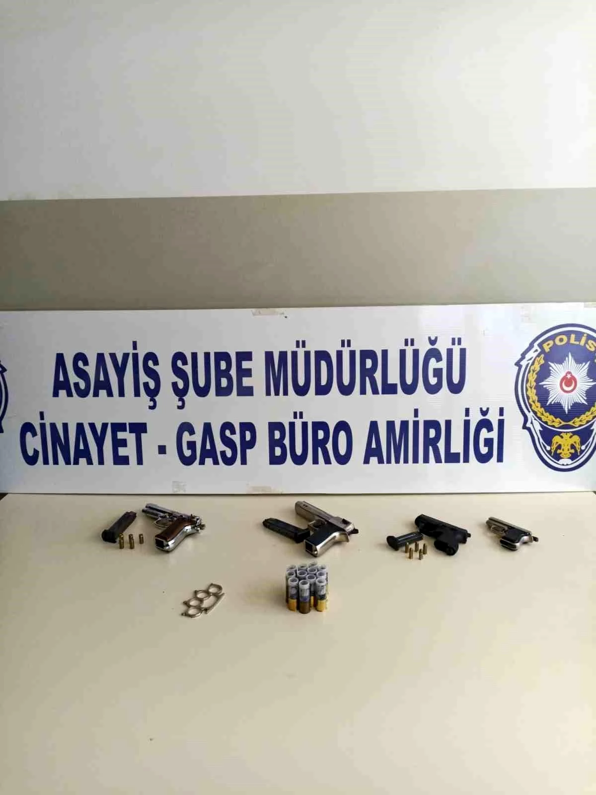 Aydın\'da Asayiş Şube Müdürlüğü Ekipleri 4 Aranan Şahsı Yakaladı ve 9 Ruhsatsız Silah Ele Geçirdi