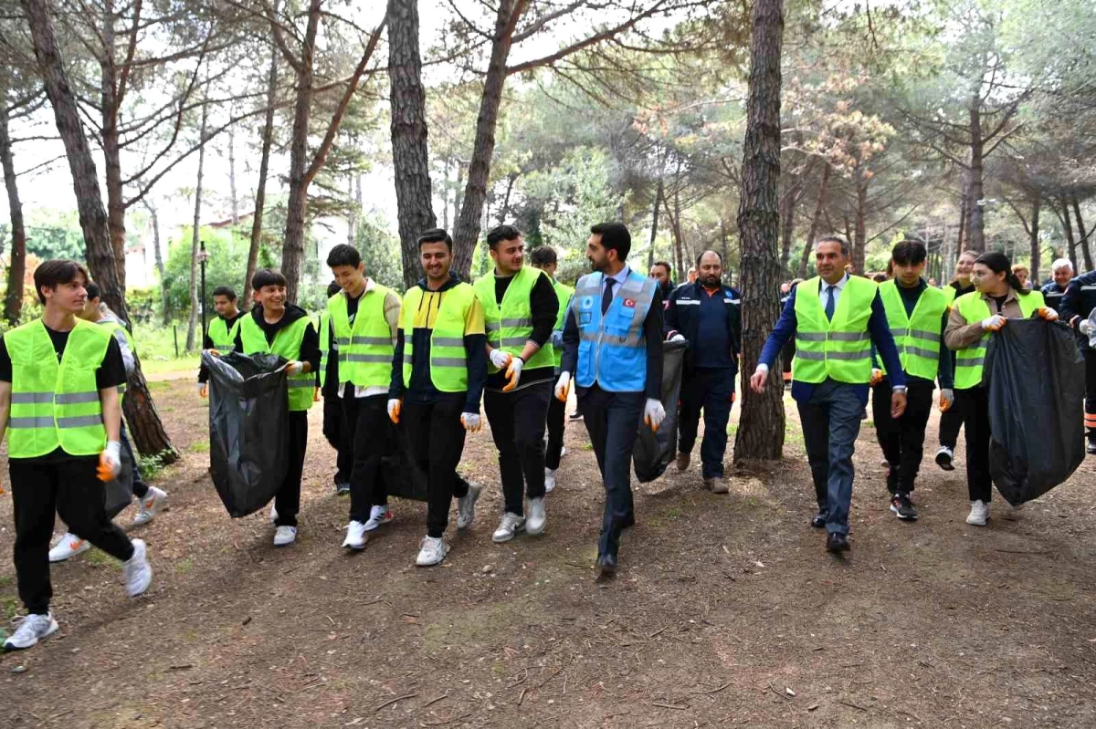 Tuzla Belediye Başkanı Av. Eren Ali Bingöl, \'Orman Benim\' kampanyası kapsamında öğrencilerle orman temizliği gerçekleştirdi