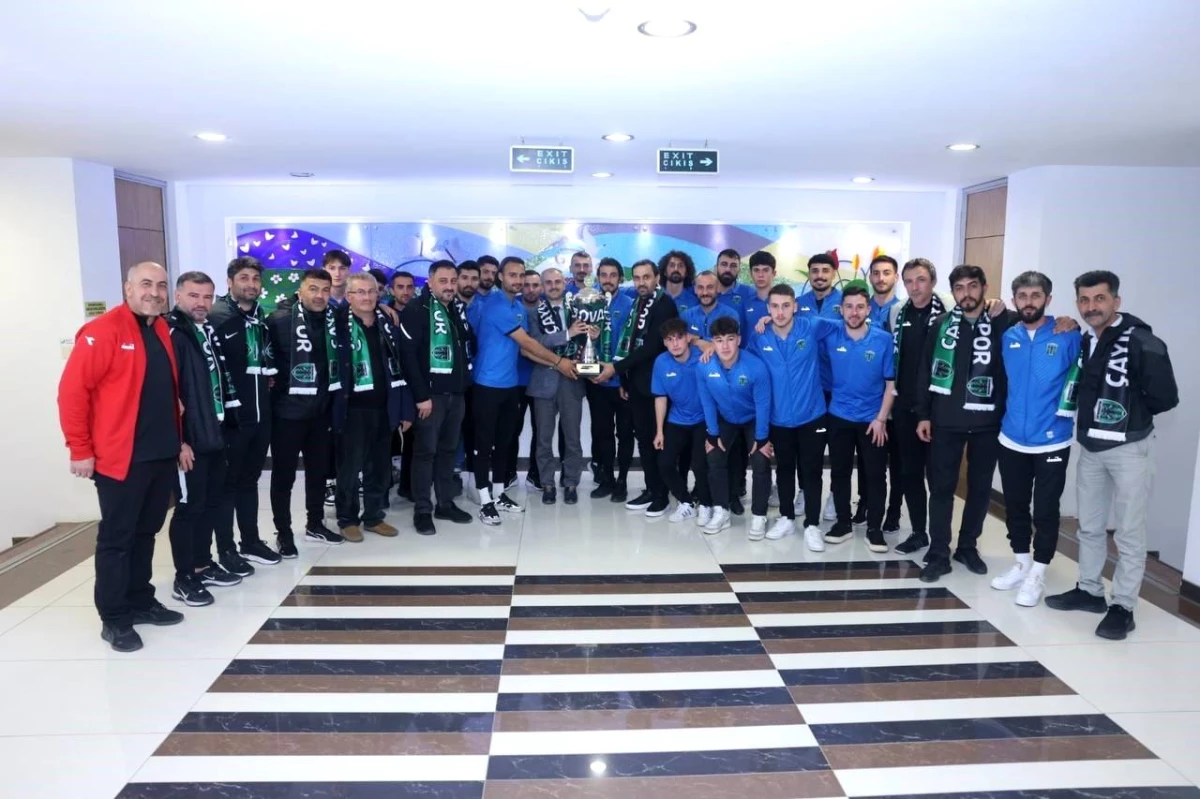 Çayırovaspor Şampiyonluk Kupasıyla Belediye Başkanını Ziyaret Etti