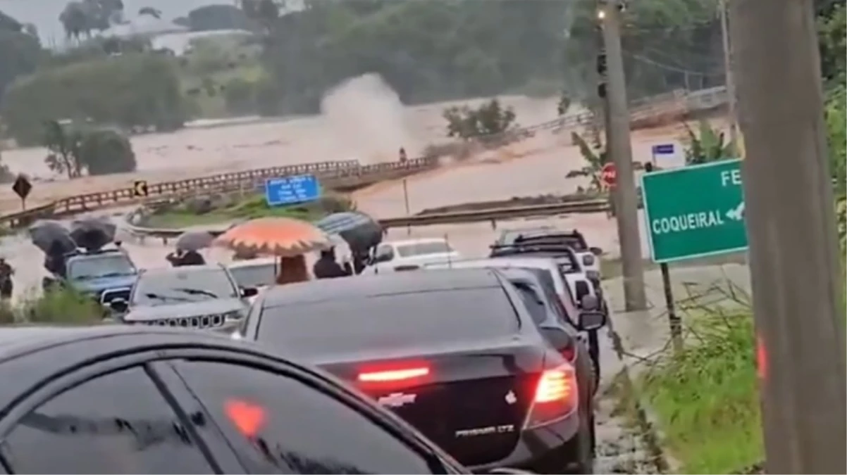 Brezilya\'da 32 kişinin öldüğü sel felaketinde, şiddetli sel suları bir köprüyü saniyeler içinde yerle bir etti