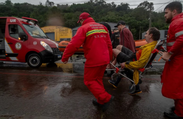 Brezilya'da 32 kişinin öldüğü sel felaketinde, şiddetli sel suları bir köprüyü saniyeler içinde yerle bir etti