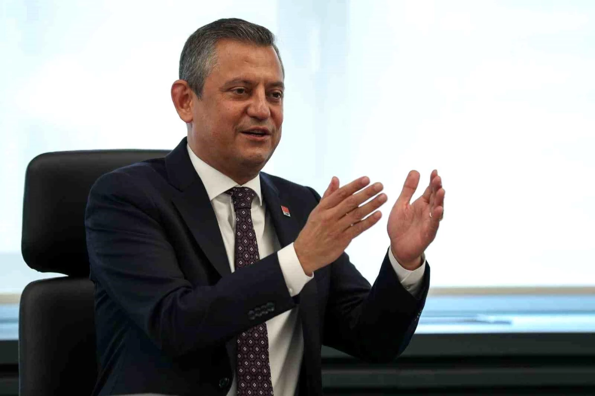 CHP Genel Başkanı Özgür Özel: Siyasetçilerin el sıkışmadığı dönemler demokrasi için felakettir
