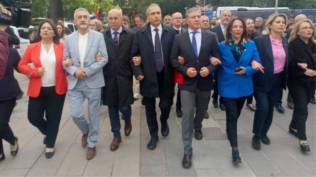 CHP yeni müfredat taslağını protesto için Milli Eğitim Bakanlığı\'na yürüdü