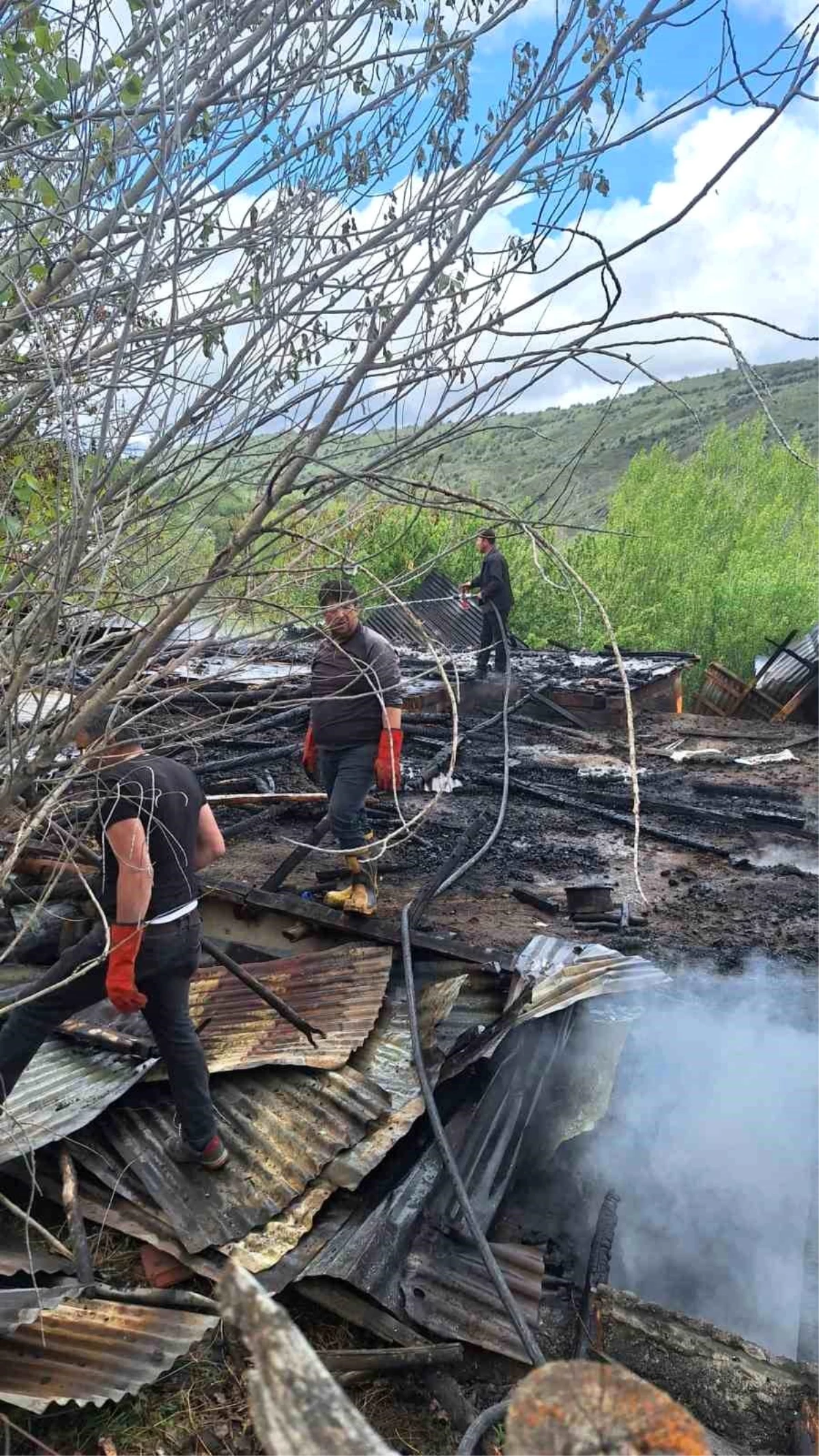 Erzincan\'ın Refahiye ilçesinde ev ve odunluk yangını