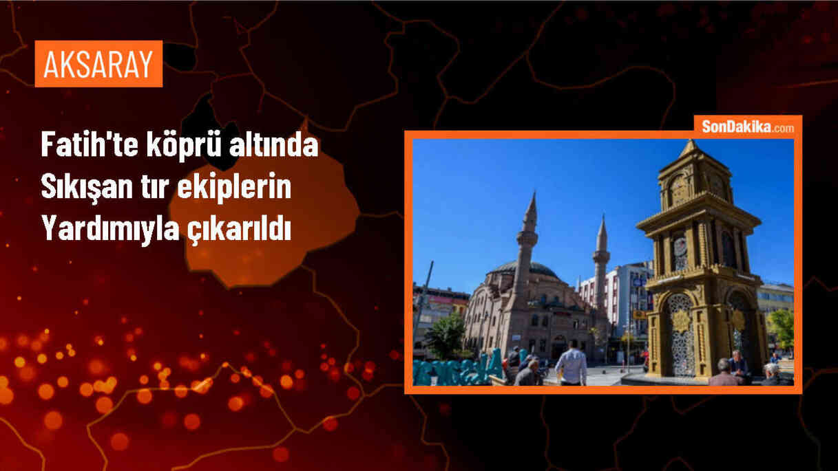 Fatih\'te köprü altında sıkışan tır kurtarıldı