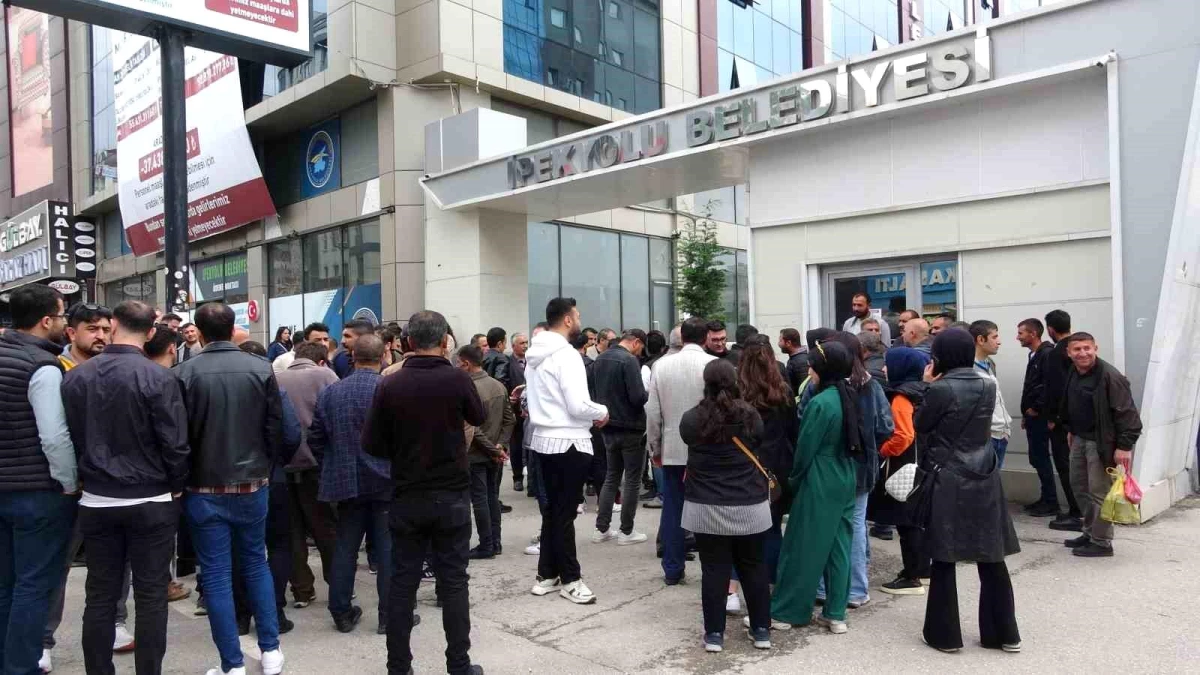Van\'da İpekyolu Belediyesi\'nin işten çıkarmaları protesto edildi