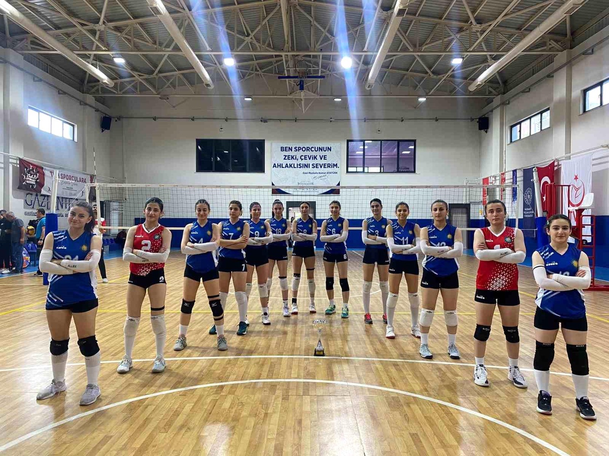 Diyarbakır Büyükşehir Belediyesi Kadın Voleybol ve Futbol Takımları Başarılarına Yenilerini Ekledi