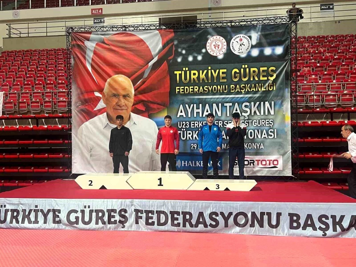 Konya\'da minder güreşlerinde Türkiye Şampiyonu olan Yasin Yeşil, Karacabey\'in gururu