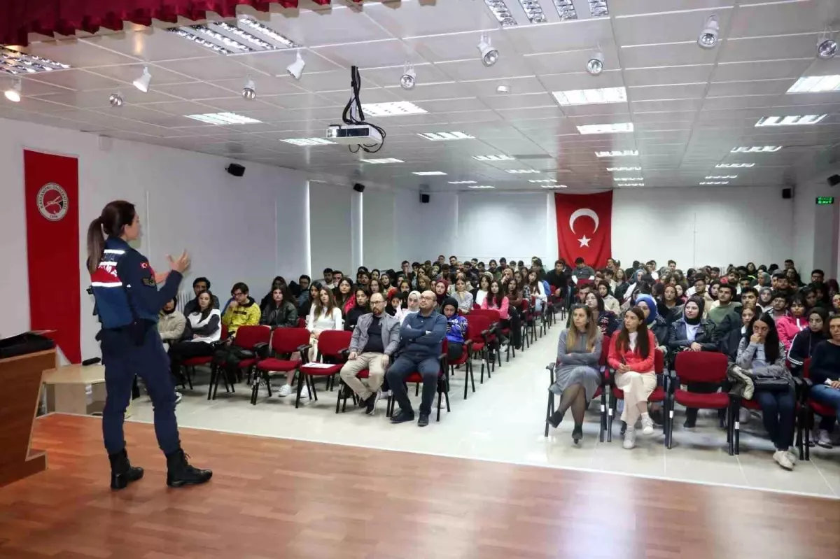 Kastamonu\'da Jandarma Ekipleri Üniversite Öğrencilerine ve Akademisyenlere Uyuşturucu Mücadelesi Eğitimi Verdi