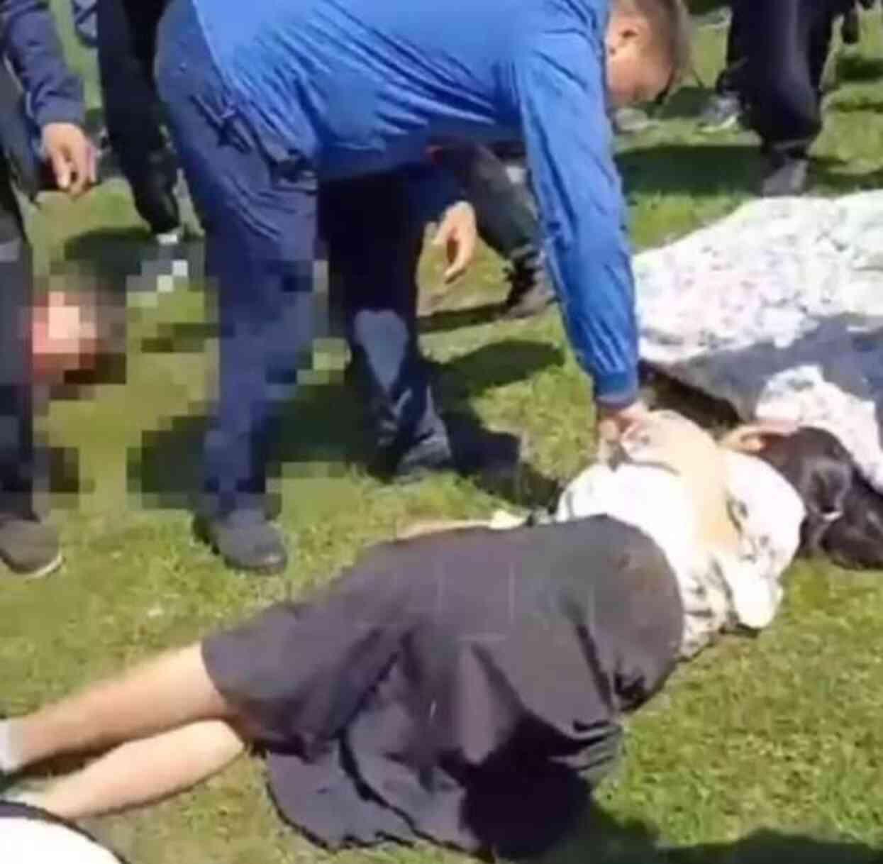 Kırgızistan'da sürücünün el frenini çekmeyi unuttuğu kamyonet kalabalığa daldı: 29 çocuk yaralandı