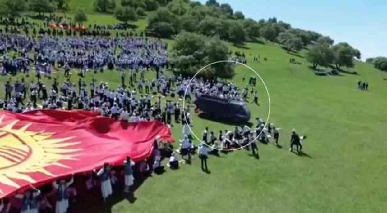 Kırgızistan'da sürücünün el frenini çekmeyi unuttuğu kamyonet kalabalığa daldı: 29 çocuk yaralandı