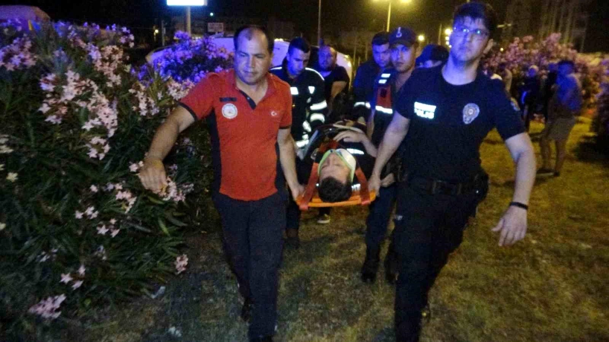 Mersin\'de polis minibüsü kaza yaptı: 1 polis memuru yaralı