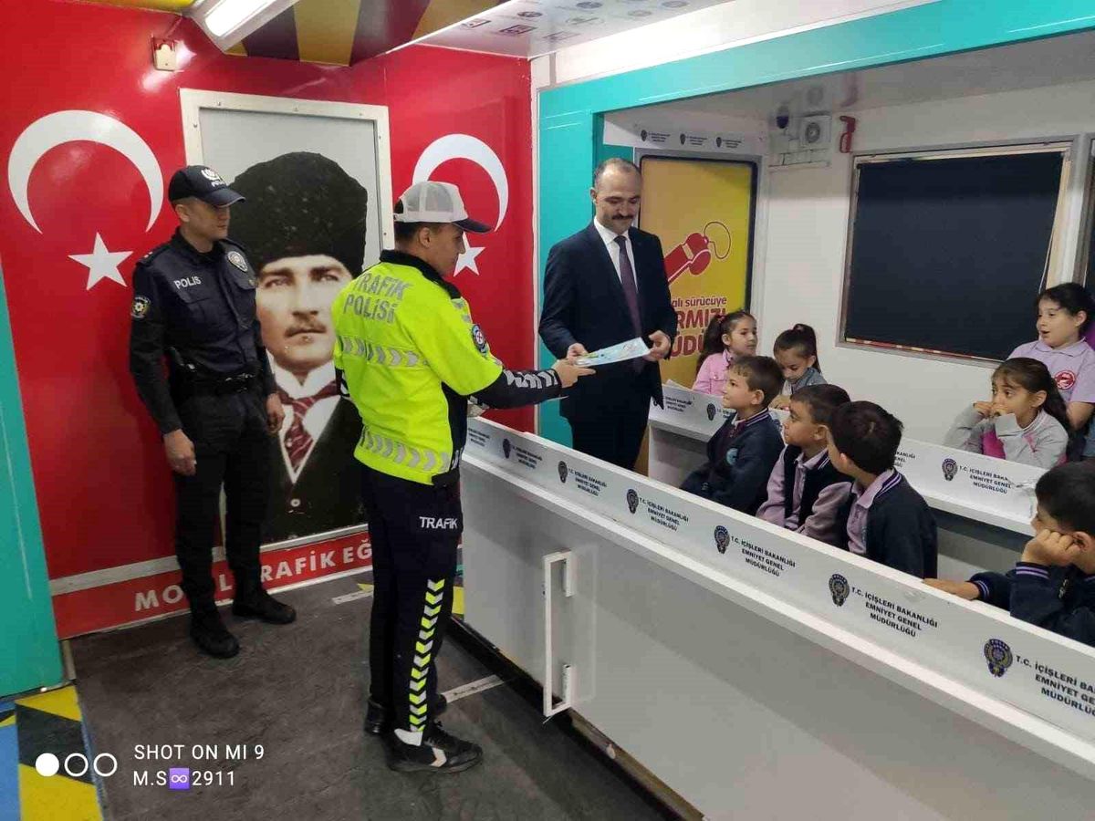 Bilecik\'te Öğrenciler Mobil Trafik Eğitim Tırı ile Tanıştı